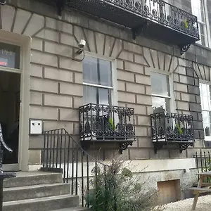 Adelphi Pensión